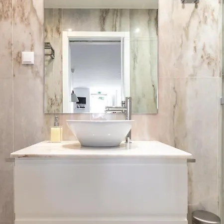 Plum Guide - Saint George's Terrace Apartment *